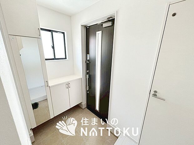 【現地写真(玄関)】玄関には、大型のシューズ収納を設置しています。