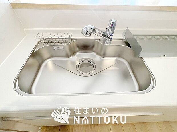 【浄水器内臓ハンドシャワー付シンク】広々とした凸型シンクに洗剤ポケットを標準装備。すっきり収納できます。
また、蛇口の先端に浄水器を内蔵しているため場所をとりません。