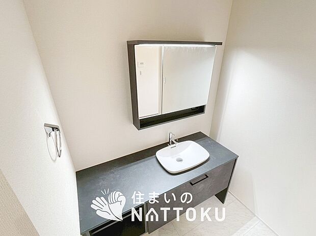 【洗面台・洗面所】大きな鏡面で朝の準備も快適。
使いやすいリフトアップ機能付きのシングルレバーシャワー水栓付です。