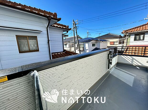 【バルコニー】奥行きが広く、洗濯物をゆったりと干せる十分な広さで、家族の洗濯も捗ります。