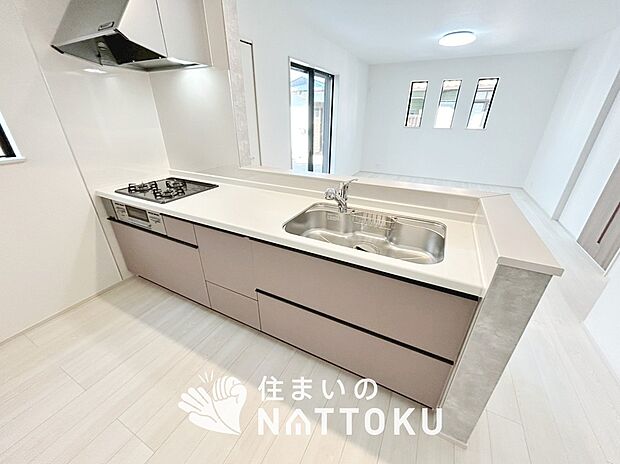 【現地写真(キッチン)】収納たっぷりのシステムキッチン、浄水器付水栓を標準装備しています。