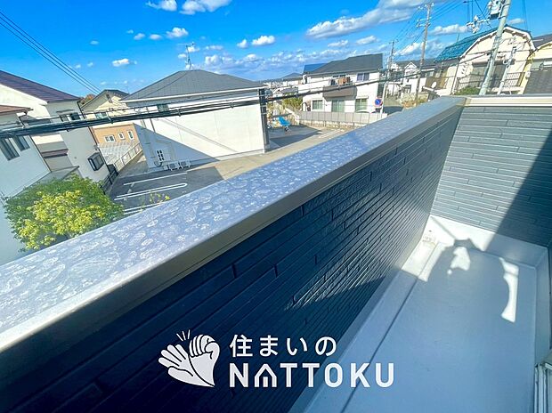 【バルコニー】奥行きが広く、洗濯物をゆったりと干せる十分な広さで、家族の洗濯も捗ります。