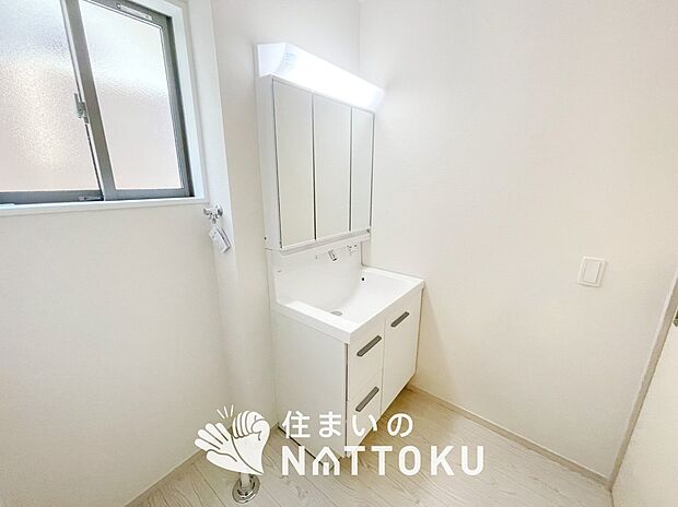 【洗面台・洗面所】鏡の両サイドは、必要なものを取出しやすく、大きな鏡面で朝の準備も快適。
使いやすいリフトアップ機能付きのシングルレバーシャワー水栓付です。