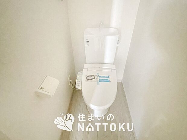 【トイレ】汚れてもサッとひと拭きでお手入れ簡単、エコ仕様の温水洗浄便座付きのトイレです。
バリアフリーにも配慮しています。