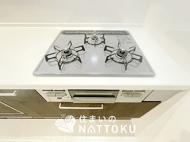 【ビルトインコンロ】フラットな構造で清掃性が高く、過熱防止センサー付3口タイプで日頃の家事も快適です。