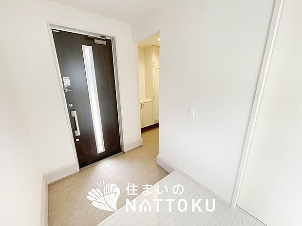 【現地写真（玄関）】玄関には、大型のシューズ収納を設置しています。
