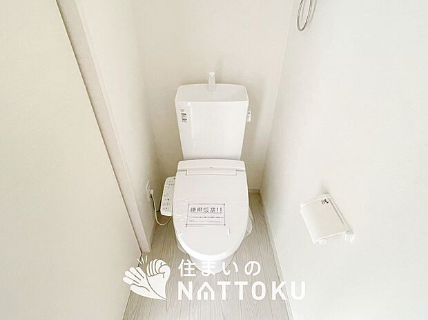 【トイレ】汚れてもサッとひと拭きでお手入れ簡単、エコ仕様の温水洗浄便座付きのトイレです。
バリアフリーにも配慮しています。
