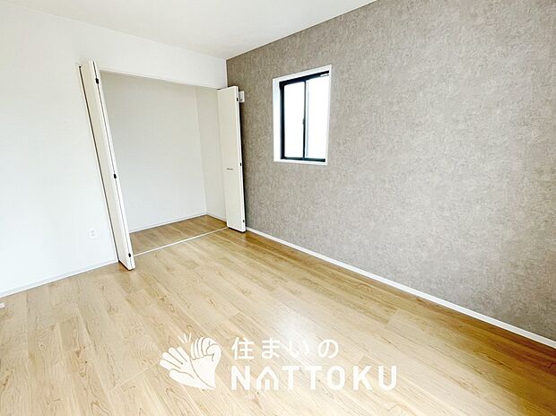 【現地写真(洋室)】木目の美しさを際立たせるシンプルデザインの建具を使用しています。