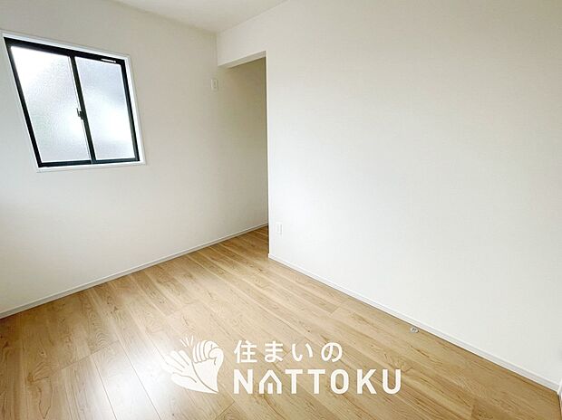 【現地写真(寝室)】木目の美しさを際立たせるシンプルデザインの建具を使用しています。