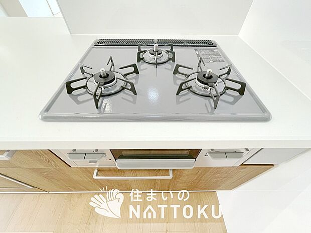 【ビルトインコンロ】フラットな構造で清掃性が高く、過熱防止センサー付3口タイプで日頃の家事も快適です。