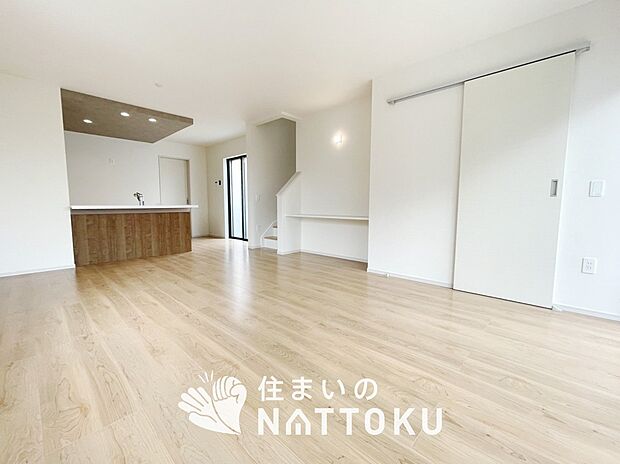 【現地写真(リビング)】フローリング材には、木目、色調など木材特有の風合いがあり、ナチュラルな美しさになっています。