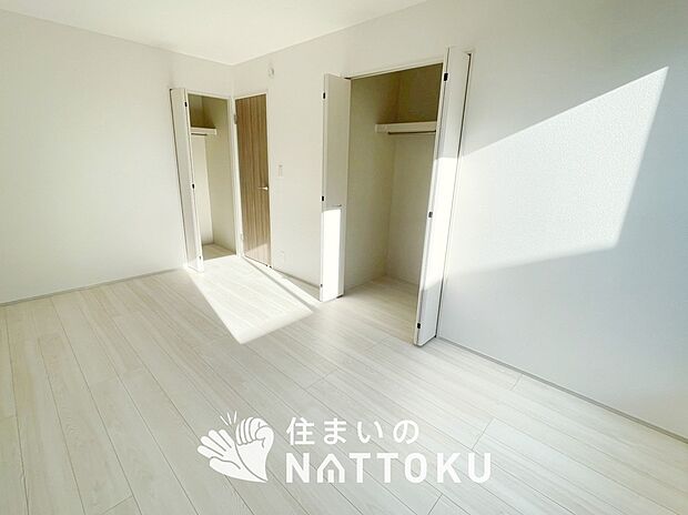 【現地写真（洋室）】木目の美しさを際立たせるシンプルデザインの建具を使用しています。