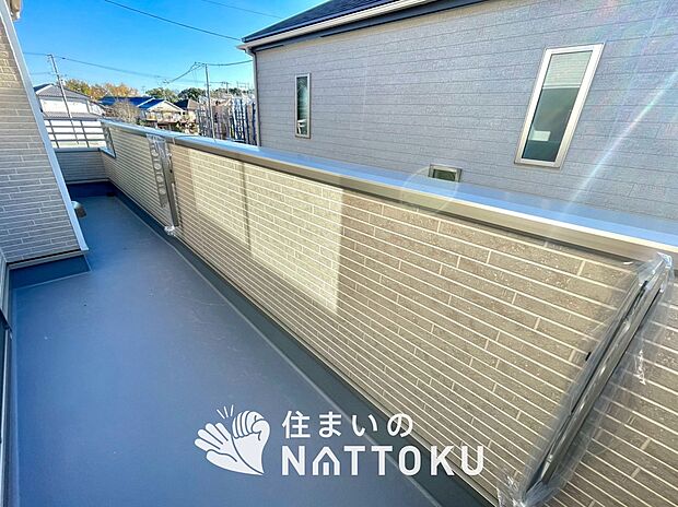 【バルコニー】奥行きが広く、洗濯物をゆったりと干せる十分な広さで、家族の洗濯も捗ります。