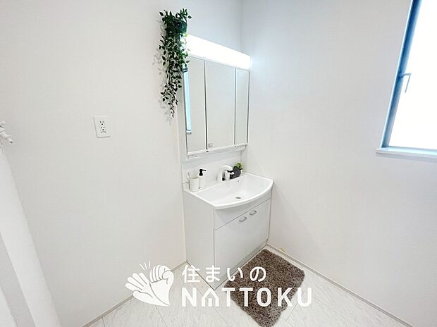 【洗面台・洗面所】鏡の両サイドは、必要なものを取出しやすく、大きな鏡面で朝の準備も快適。
使いやすいリフトアップ機能付きのシングルレバーシャワー水栓付です。
