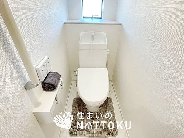 【トイレ】汚れてもサッとひと拭きでお手入れ簡単、エコ仕様の温水洗浄便座付きのトイレです。
バリアフリーにも配慮しています。
