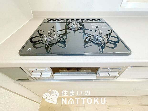 【ビルトインコンロ】フラットな構造で清掃性が高く、過熱防止センサー付３口タイプで日頃の家事も快適です。