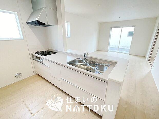 【現地写真（キッチン）】収納たっぷりのシステムキッチン、浄水器付水栓を標準装備しています。