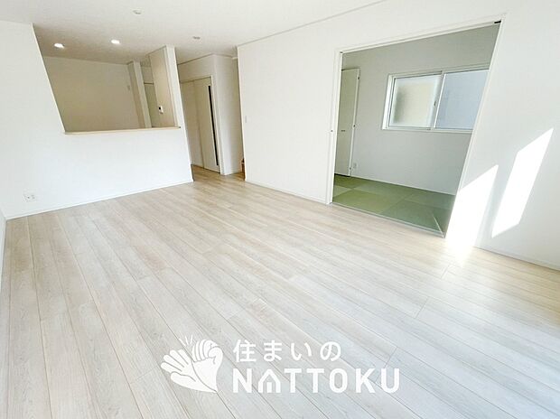 【現地写真(リビング)】フローリング材には、木目、色調など木材特有の風合いがあり、ナチュラルな美しさになっています。