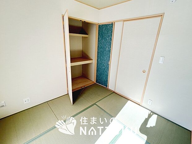 【現地写真（和室）】大壁仕様の新和室。くつろぎの空間です。