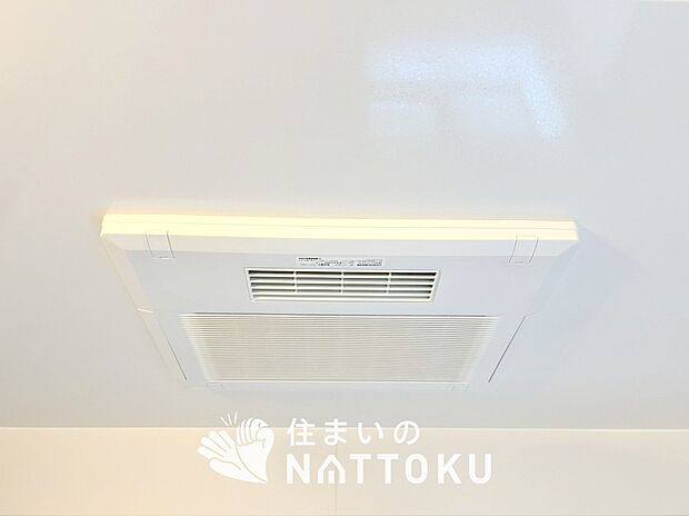 【浴室換気乾燥暖房機】寒い冬場はあたたかく、暑い夏場は扇風機のような心地よさです。
雨の日は、浴室が衣類乾燥スペースになります。
