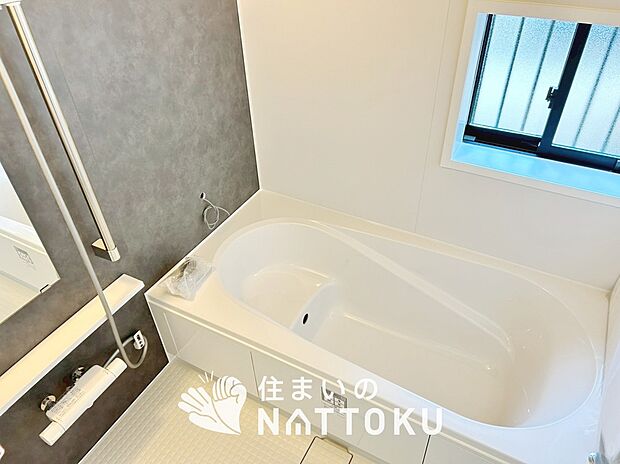 【現地写真（浴室）】浴室暖房乾燥機付き。１坪タイプで広々です。