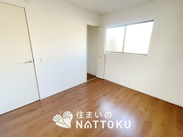 【現地写真（寝室）】木目の美しさを際立たせるシンプルデザインの建具を使用しています。