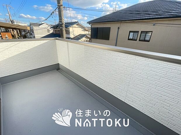 【バルコニー】奥行きが広く、洗濯物をゆったりと干せる十分な広さで、家族の洗濯も捗ります。