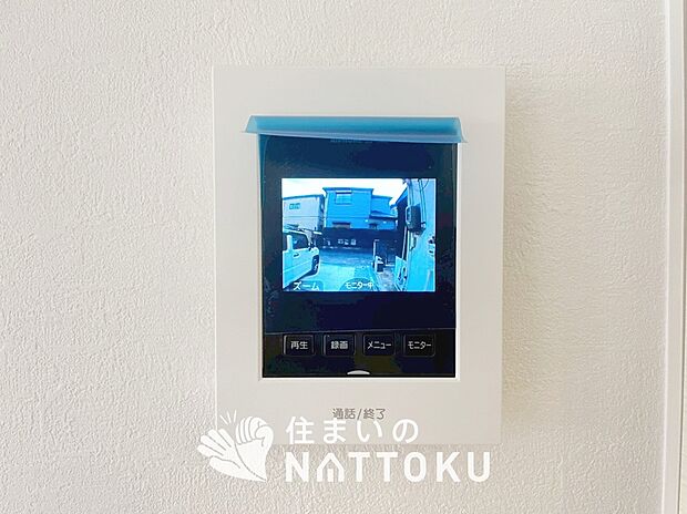 【TVモニター付インターホン】来訪者を画像と音声で確認できる、防犯性に優れた安心のシステム。
スッキリしたデザインで、誰でも簡単に操作できます。