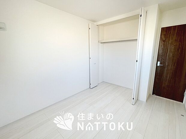 【現地写真（洋室）】木目の美しさを際立たせるシンプルデザインの建具を使用しています。