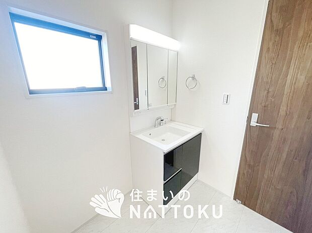 【洗面台・洗面所】鏡の両サイドは、必要なものを取出しやすく、大きな鏡面で朝の準備も快適。
使いやすいリフトアップ機能付きのシングルレバーシャワー水栓付です。
