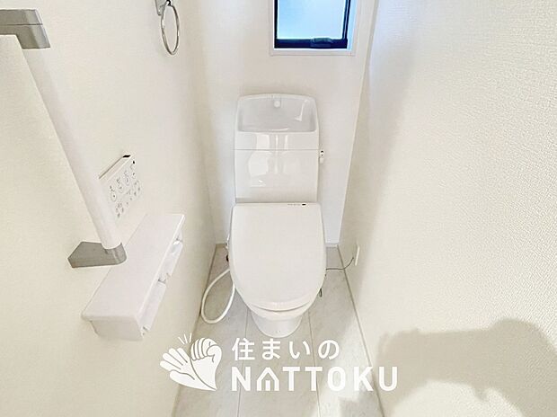 【トイレ】汚れてもサッとひと拭きでお手入れ簡単、エコ仕様の温水洗浄便座付きのトイレです。
バリアフリーにも配慮しています。
