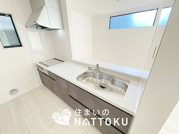 【現地写真（キッチン）】収納たっぷりのシステムキッチン、浄水器付水栓を標準装備しています。