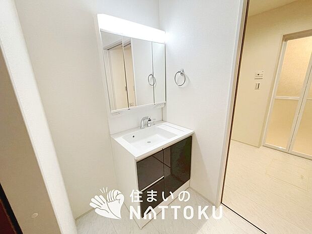 【洗面台・洗面所】鏡の両サイドは、必要なものを取出しやすく、大きな鏡面で朝の準備も快適。
使いやすいリフトアップ機能付きのシングルレバーシャワー水栓付です。