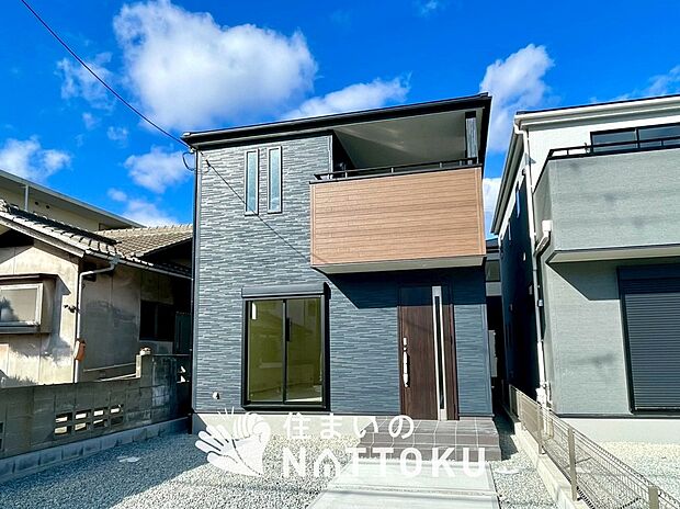 【現地写真(外観)【2号地】】軽くて火災に強い屋根材を採用し、地震時の建物への負担や揺れを軽減しています。