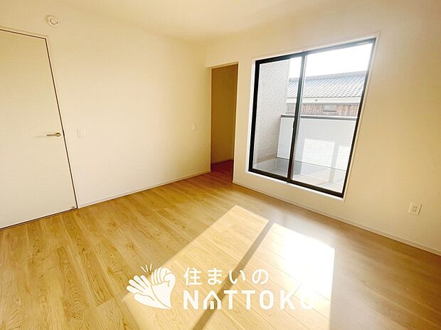 【現地写真(寝室)】木目の美しさを際立たせるシンプルデザインの建具を使用しています。