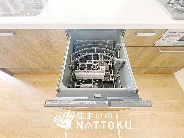 【食器洗い乾燥機】食後の時間にゆとりを与えてくれる食器洗い乾燥機。
操作ボタンも上面にあるので、腰をかがめずに操作ができラクラクです。