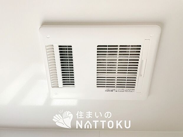 【浴室暖房換気乾燥機】入浴後の水滴や湿気を排出し、カビの発生や臭いを抑制します。
雨の日の洗濯物にも効果的です。