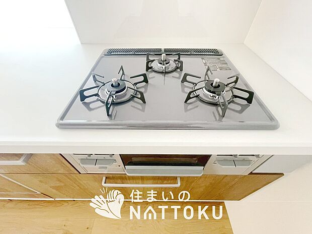 【ビルトインコンロ】フラットな構造で清掃性が高く、過熱防止センサー付3口タイプで日頃の家事も快適です。