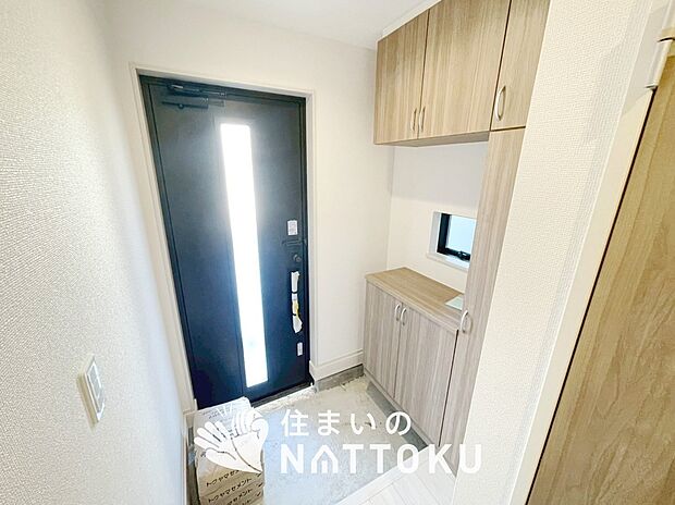 【現地写真(玄関)】玄関には、大型のシューズ収納を設置しています。
