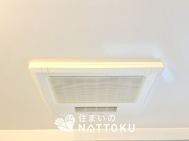 【電気式浴室暖房換気乾燥機】寒い冬場はあたたかく、暑い夏場は扇風機のような心地よさです。
雨の日は、浴室が衣類乾燥スペースになります。