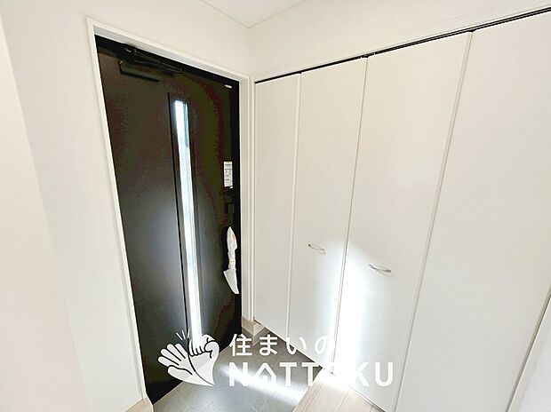 【現地写真(玄関)】玄関には、大型のシューズ収納を設置しています。