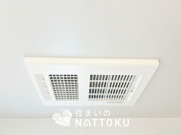 【浴室暖房換気乾燥機】サイドブロー機能で、乾燥効率アップです。
サイドに吹き出しを搭載することにより浴室内を端まで循環する気流ができ、さらに省エネ性能がアップします。