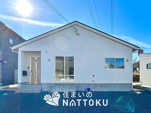 【現地写真(外観)【2号地】】軽くて火災に強い屋根材を採用し、地震時の建物への負担や揺れを軽減しています。