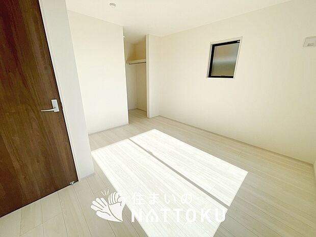 【現地写真（寝室）】木目の美しさを際立たせるシンプルデザインの建具を使用しています。