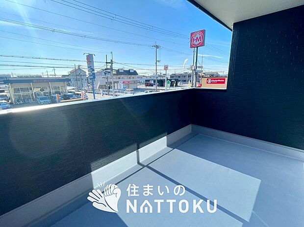 【バルコニー】奥行きが広く、洗濯物をゆったりと干せる十分な広さで、家族の洗濯も捗ります。