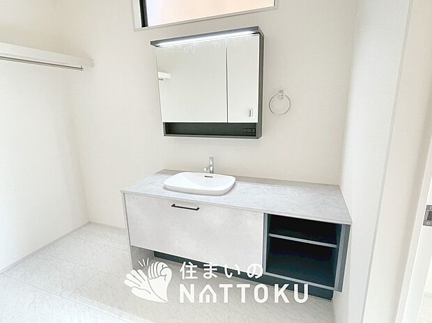 【洗面台・洗面所】鏡の両サイドは、必要なものを取出しやすく、大きな鏡面で朝の準備も快適。
使いやすいリフトアップ機能付きのシングルレバーシャワー水栓付です。
