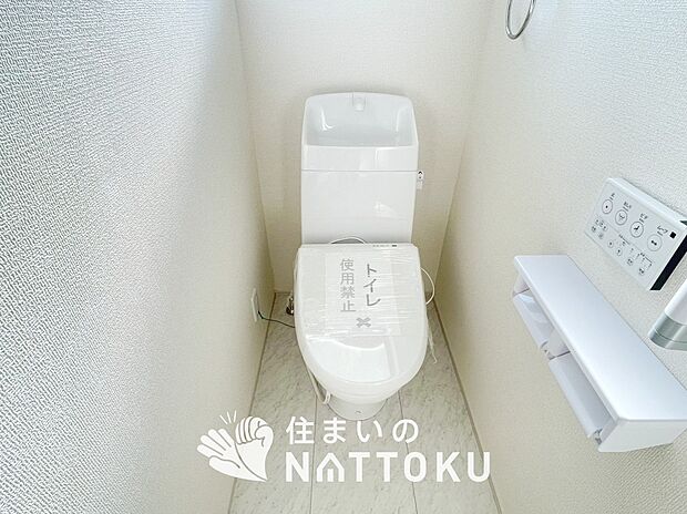 【トイレ】汚れてもサッとひと拭きでお手入れ簡単、エコ仕様の温水洗浄便座付きのトイレです。
バリアフリーにも配慮しています。
