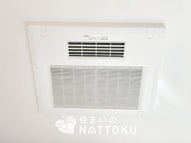 【電気式浴室暖房換気乾燥機】寒い冬場はあたたかく、暑い夏場は扇風機のような心地よさです。
雨の日は、浴室が衣類乾燥スペースになります。
