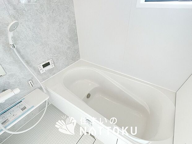 【現地写真（浴室）】浴室暖房乾燥機付き。１坪タイプで広々です。