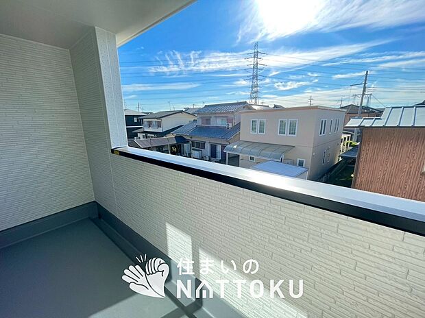 【バルコニー】奥行きが広く、洗濯物をゆったりと干せる十分な広さで、家族の洗濯も捗ります。